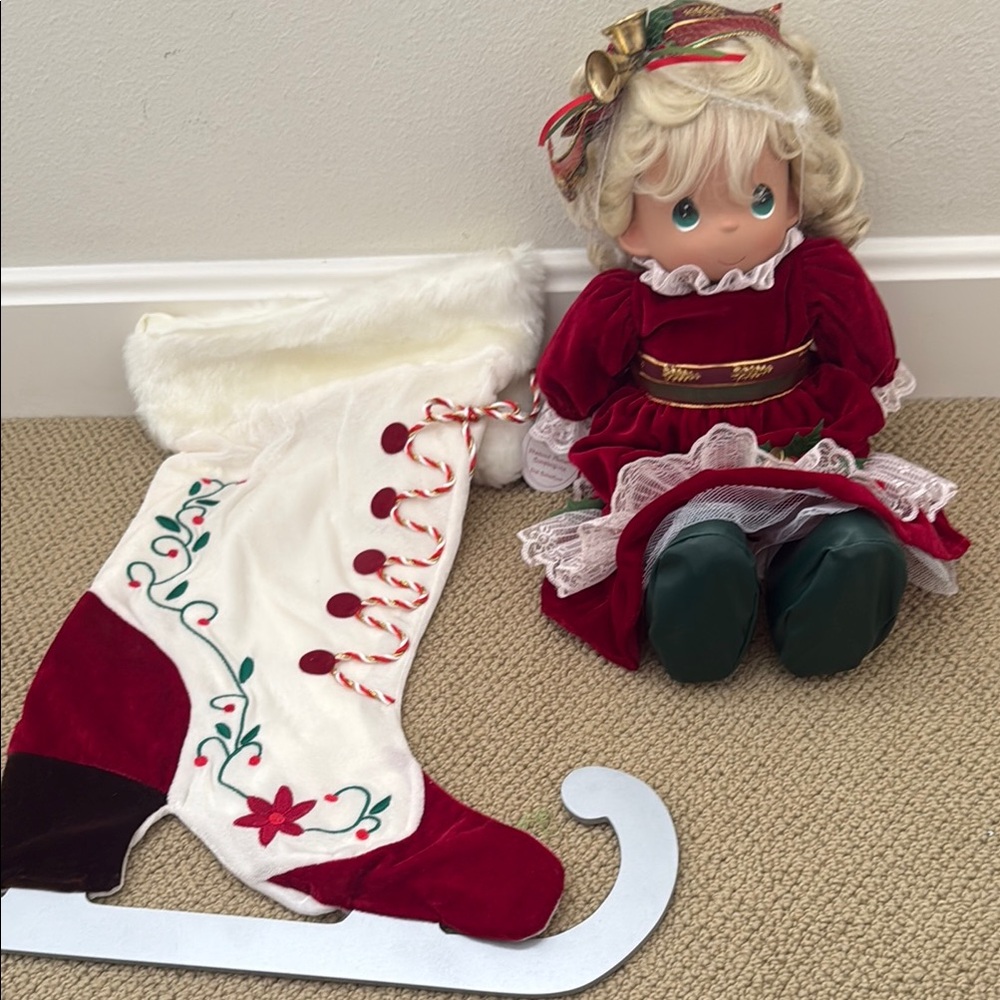 NWT 2006 vintage Precious moments Christmas collectible winter on ice doll